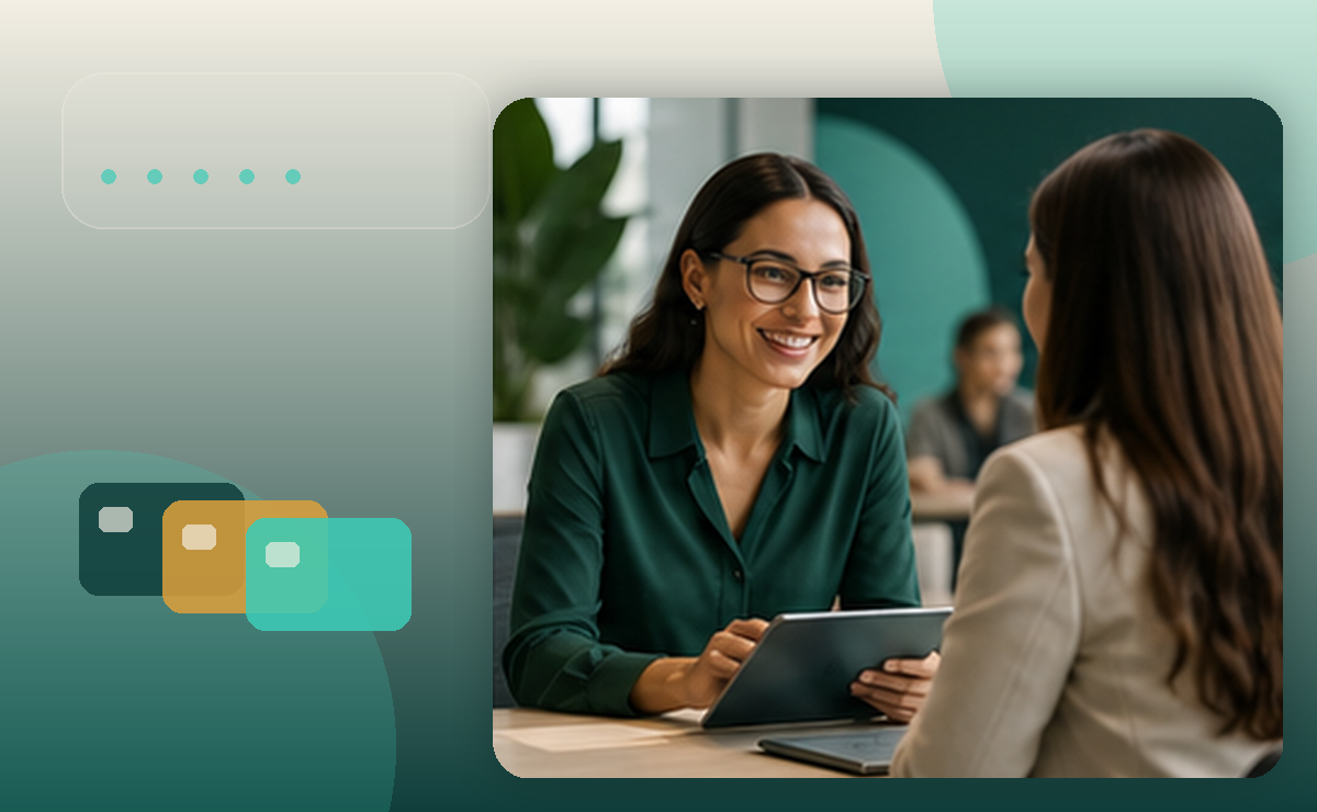 Consultora de RH analisando cartões e dados de benefícios corporativos